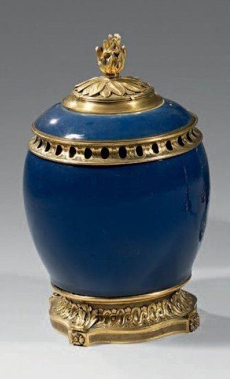 null Pot-pourri en porcelaine bleue d'Extrême-Orient monté en bronze ciselé et doré,...