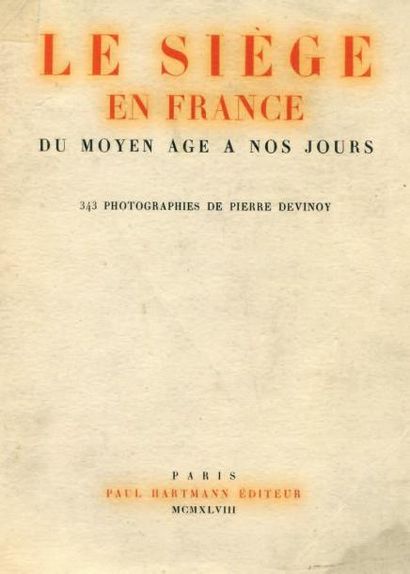 null Mobilier de salon en noyer et hêtre. Il est composé d'une paire de fauteuils...