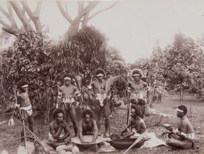 Îles Fidji, c. 1880 - 1920 Guerrier fidjien. Femmes samoas et fidjiennes. Suva. Mar-ché....