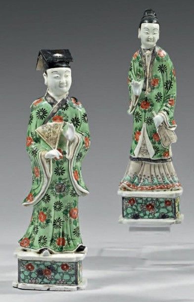CHINE Rare paire de figurines représentant un dignitaire et son épouse debout sur...