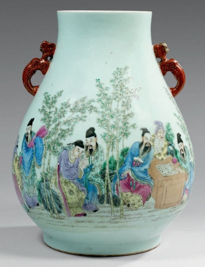 CHINE Vase Fencai à deux anses en forme kilins de cou­leur corail. Il est décoré...