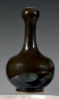 CHINE Vase bouteille se terminant par un bulbe à fond mono­chrome noir «black miror»...