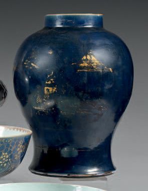 CHINE Potiche de forme balustre à fond bleu poudré décorée à l'or de paysages XVIIIème...