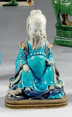 CHINE Figurine en biscuit émaillé bleu turquoise, cobalt et ocre, représen­tant Guandi...