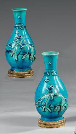 CHINE Paire de petits vases balustres en biscuit émaillé turquoise, décoré en léger...