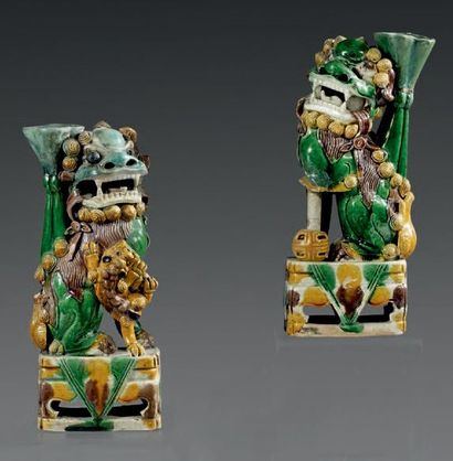 CHINE Paire de figurines représentant des chiens de Fô en biscuit trois couleurs...