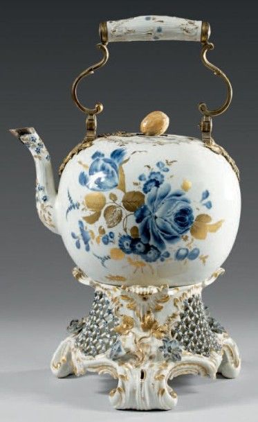 FURSTENBERG Rare théière et son réchaud, en porcelaine bleue et or, à décor sur la...
