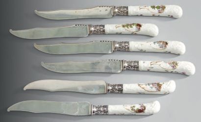 MEISSEN Six couteaux à manches crosses en porcelaine, décorés en léger relief de...