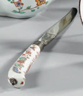 SAINT-CLOUD Couteau à manche en pâte tendre, décoré en polychro­mie dans le style...