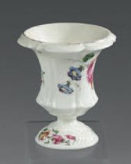 MENNECY Petit vase Médicis en pâte tendre à décor floral polychrome Marque au revers...