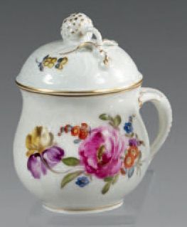 NIEDERVILLER Pot à jus couvert en porcelaine à décor floral polychrome encadrés de...