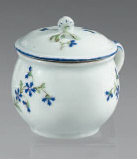 NIDERVILLER Pot à jus couvert en porcelaine à décor au barbeaux Au revers marqué...