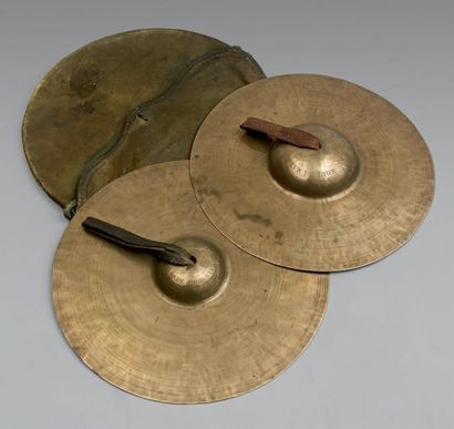 null Paire de cymbales en bronze repoussé, gravées sur la partie centrale: "GARDE...