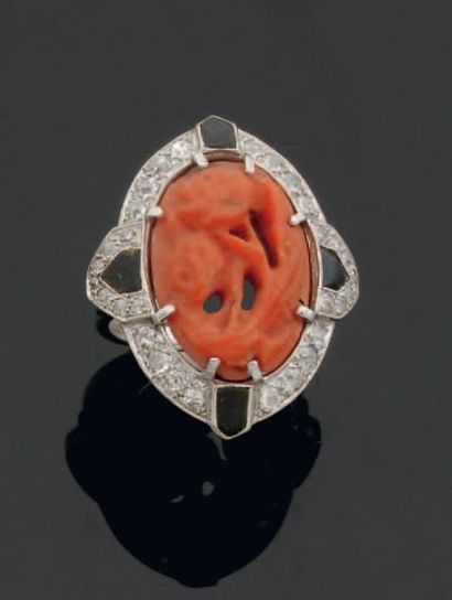 null Bague marquise en platine, ornée d'un motif en corail gravé de fleurs dans un...