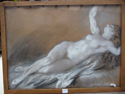 null Femme nue allongée Fusain, rehauts de craie blanche, 33 x 50 cm Signé du cachet...