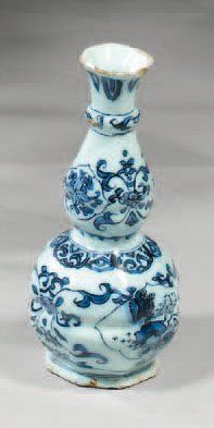 DELFT. Petit vase double gourde en faïence de forme octogonale. Il est décoré en...