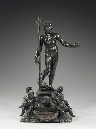 null Groupe en bronze finement ciselé et patiné figurant Neptune tenant son trident,...
