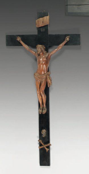 null Christ en croix en bois très finement sculpté. Il est représenté la tête penchée...