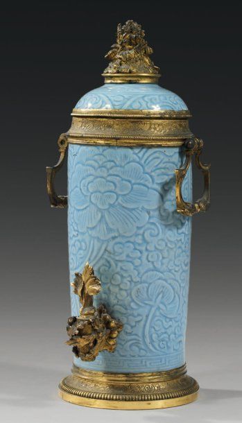 null Rare fontaine à parfum formée d'un vase en céladon gaufré bleu ciel à décor...