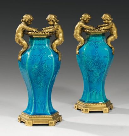 null Belle paire de vases à pans coupés, en porcelaine turquoise de la Chine à décor...
