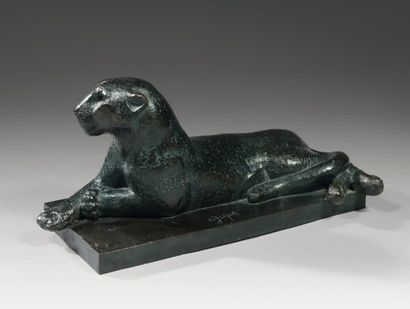 OEuvres de Georges Lucien GUYOT (1885-1973) Lionne couchée Epreuve en bronze patiné,...