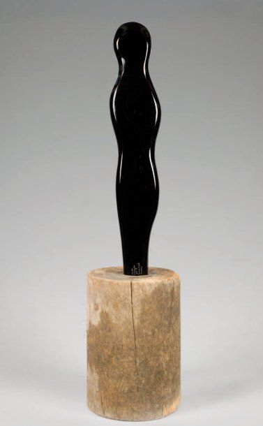 Jean ARP (1886-1966) Figure, 1964 Verre noir, gravé du nom de l'artiste et daté,...