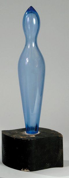 Jean ARP (1886-1966) Petite figure, 1964 Epreuve en verre bleu, gravée deux fois...