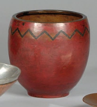 LINOSSIER Claudius (1893-1953) Vase ovoïde en cuivre martelé à patine rouge. Décor...