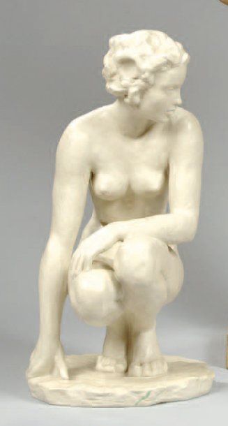 KLIMSCH F. & ROSENTHAL « Femme nue accroupie ». Sujet en grès porcelainique. Signé...