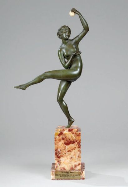 GUIRAUD-RIVIERE Maurice (né en 1881) « Jeune femme à la boule ». Épreuve en bronze...