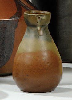 LION Eugène (1867-1945) Vase de forme piriforme en grès à coulées d'émaux polychromes...
