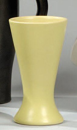 CHAMBOST Pol (1906-1983) Vase conique sur base aplatie en céramique émaillée jaune....