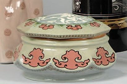 JOUHANEAU Prosper Boîte circulaire à pans coupés en céramique. Décor stylisé, émaux...