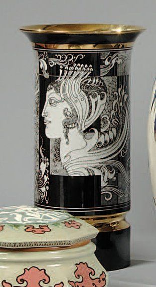 HOLLOHAZA Vase cylindrique en porcelaine. Décor d'une tête de femme et d'un soleil,...