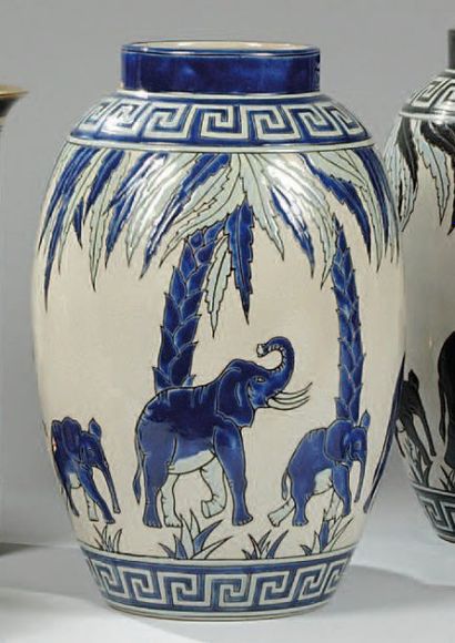 KERALOUVE Vase de forme ovoïde à petit col droit en céramique. Décor d'éléphants...