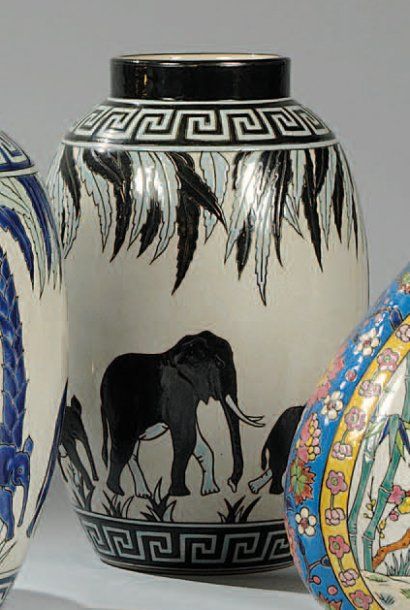 KERALOUVE Vase de forme ovoïde à petit col droit en céramique. Décor d'éléphants...