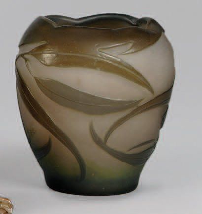 GALLÉ Émile (1846-1904) Vase ovoïde à col modelé et pincé à chaud. Epreuve de tirage...