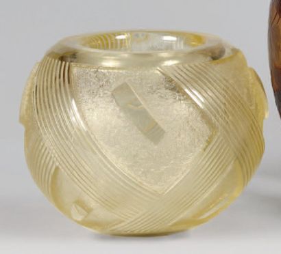 DAUM Important vase sphérique en épais verre jaune transparent à surface granitée....