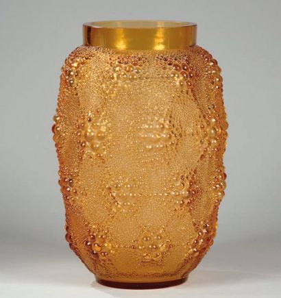 LALIQUE René (1860-1945) Vase « Davos». Épreuve de tirage industriel réalisée en...
