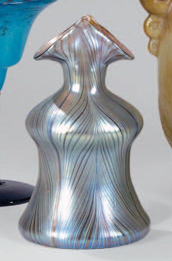 LOETZ Johann (1880-1940) (attribué à) Vase balustre à col étranglé et pointes étirées...