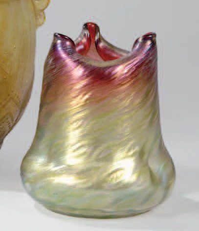 LOETZ Johann (1880-1940) (attribué à) Vase. Épreuve réalisée en verre irisé et flammé...