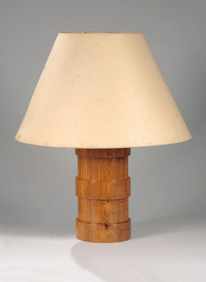 DESNY (NAUNY Clément) dit Lampe en placage de poirier à fût cylindrique annelé en...