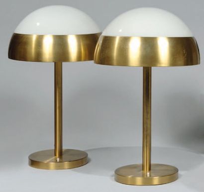 PERZEL Jean (1892-1986) Paire de lampes de bureau en métal doré, cache ampoule hémisphérique...