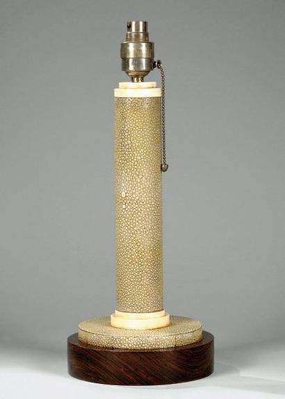 TRAVAIL FRANÇAIS 1930 Lampe de bureau gainée de galuchat, fût cylindrique à décor...