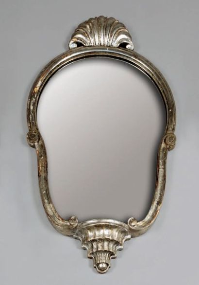 TRAVAIL FRANÇAIS 1920 Grand miroir en bois sculpté et patiné à la feuille d'argent....