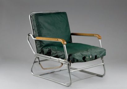 TRAVAIL FRANÇAIS Fauteuil formant chaise longue à structure en aluminium, accotoirs...