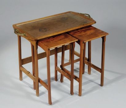 MAJORELLE Louis (1859-1926) Tables dessertes en noyer, plateaux rectangulaires à...