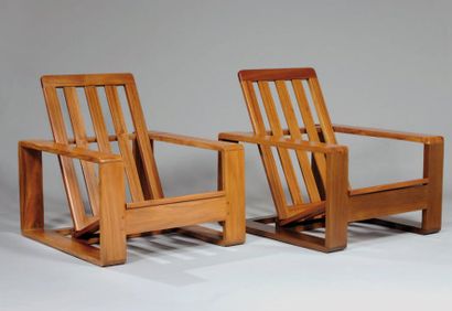 TRAVAIL FRANÇAIS Paire de grands fauteuils en bois exotique, dossier et assise à...