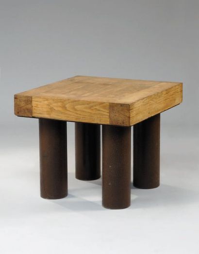 ANONYME Table basse à plateau carré en chêne, quatre piètements cylindriques en métal....