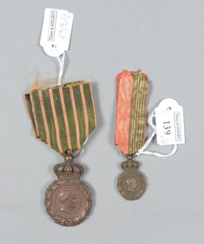 null Une médaille de Sainte-Hélène et une demi-taille avec un ruban moitié légion...
